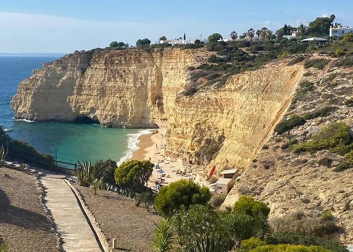 Os Reais - In Front Of The In Centeanes * カルヴォエイロ