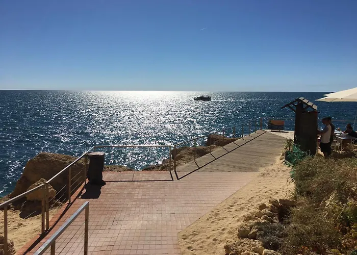 Os Reais - In Front Of The In Centeanes *