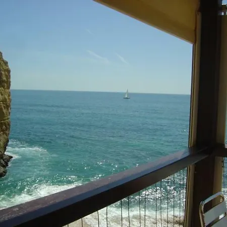 Os Reais - In Front Of The In Centeanes *