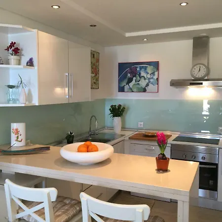 Os Reais - In Front Of The In Centeanes *